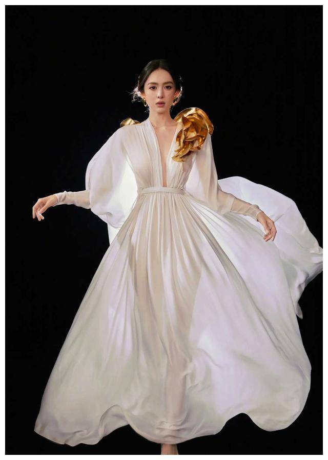 美女明星古力娜扎除夕营业照,神采奕奕!_魅力_成功_照片