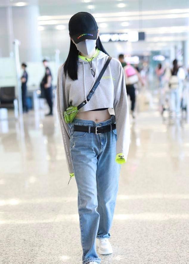 景甜身材真的好,露脐装大秀小蛮腰,难怪粉丝这么宠爱_卫衣_时尚_显得