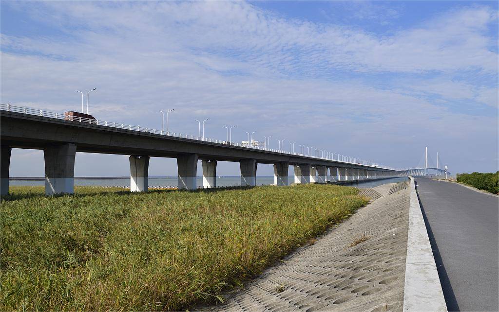 实景图数十年,随着上海长江隧桥,崇启大桥,g40沪陕高速贯通,让崇明与