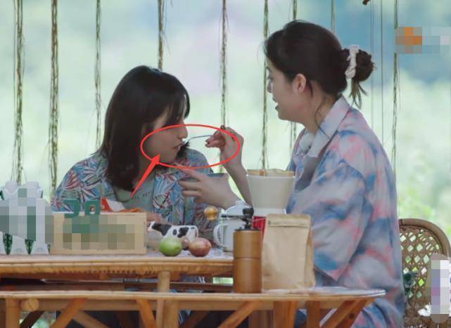 欧阳娜娜用勺子喂张子枫,张子枫吃法引热议,娜比救场堪称教科书_妹妹