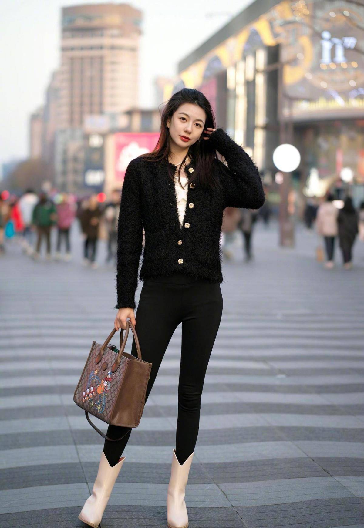 杭州街头的素人美女好真实,冬天也要穿出魅力,看着太养眼了_黑色_女性