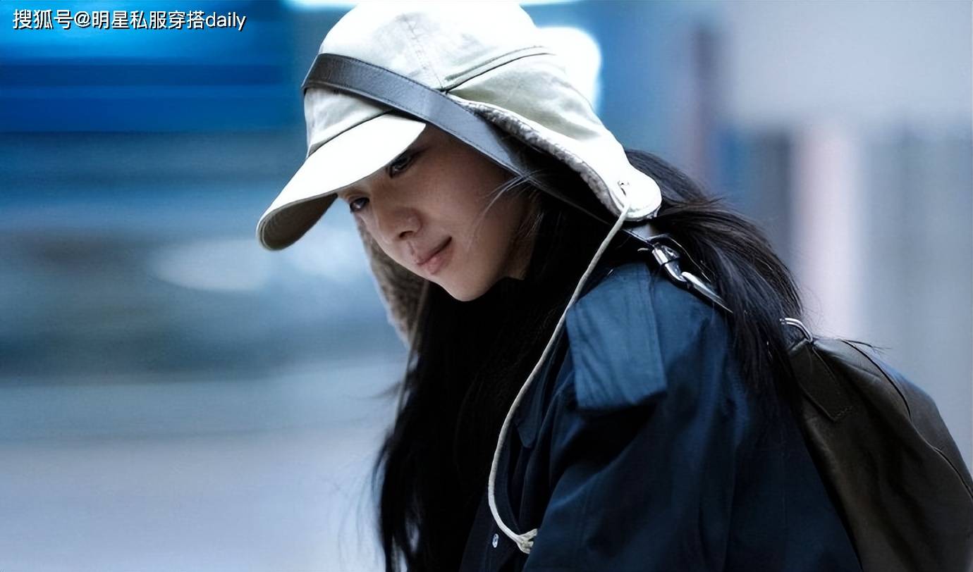 汤唯美的像日系少女,戴雷锋帽穿风衣2.