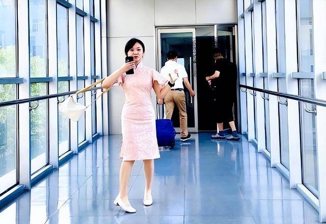 24岁林妙可近照曝光,晒复古写真名媛范儿足,脸上婴儿肥抢镜_照片_风格