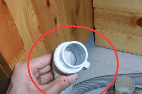 洗衣机排水管直接插地漏?师傅见了直叹气,难怪家里老漏水!