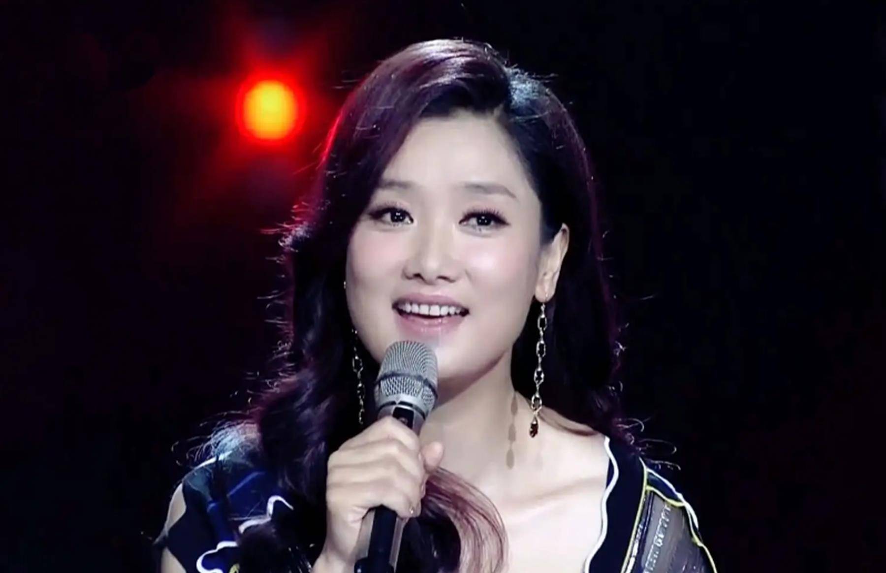 有种"整容"叫凤凰传奇,合作23年曾毅没变化,玲花却像变了个人