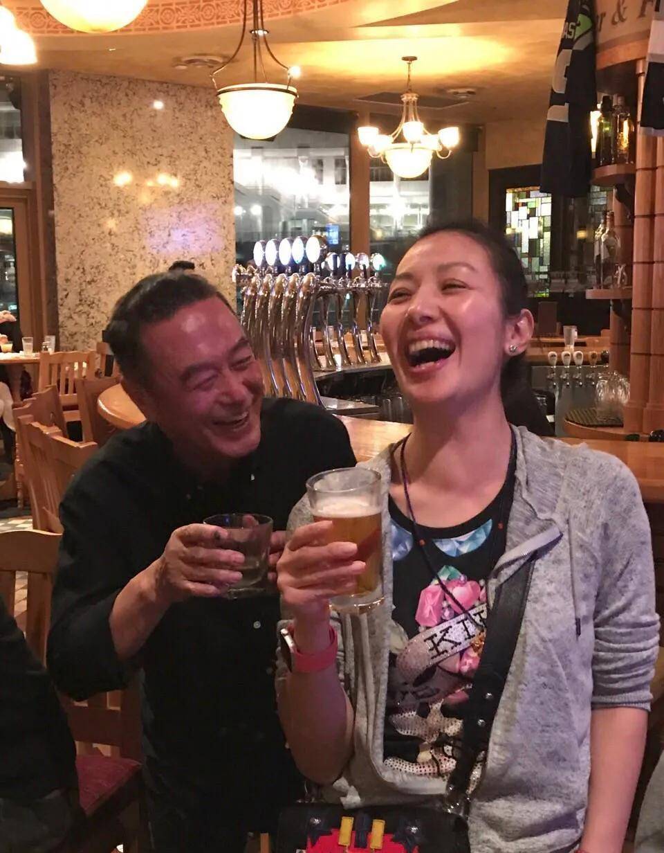 演员胡军,喝酒喝来个老婆,结婚22年零绯闻_卢芳_儿子_硬汉