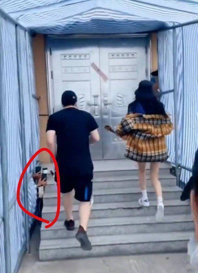 直到杨幂出现时,便伸出手机进行偷拍,如此没有底线的做法实在令人不齿