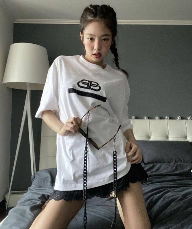 jennie午夜出镜权志龙意外出镜,穿粉色豹纹秀直角肩,二人合作有望