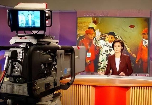 30年前,央视一群疯子干了件大事,现在它与我们不告