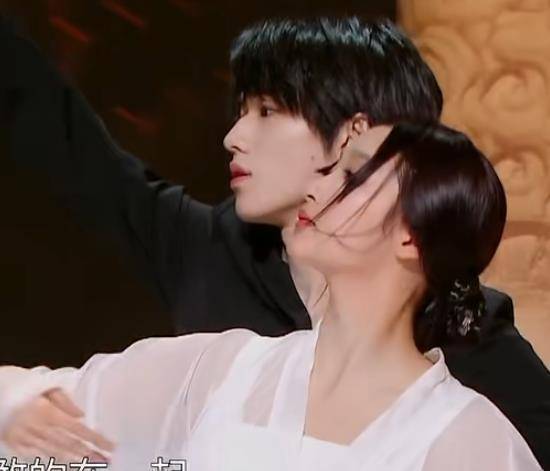 关晓彤宋亚轩跳十面埋伏,双人舞又酷又飒,男伴碧眼狐狸妆却成焦点