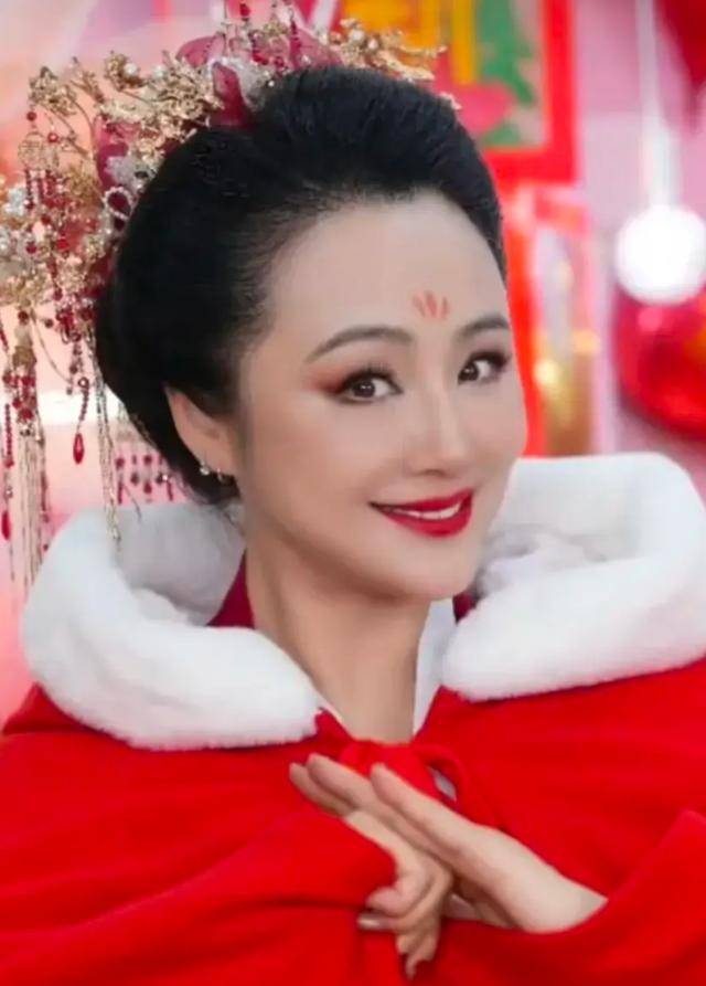 49岁曹颖晒和13岁儿子的拜年视频,母子二人都是高颜值同框好温馨
