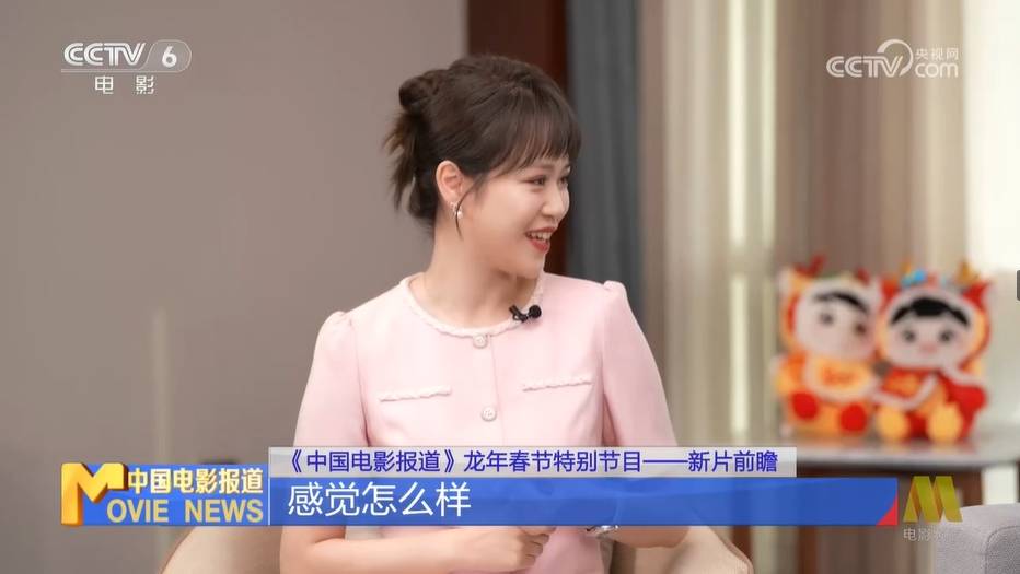 接受央6专访,现场教女主播罗曼如何做"自创比心"手势_动作_节目_中 