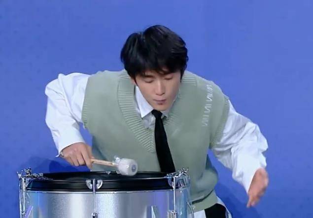 张新成一口吃掉棉花糖,谁注意谭松韵的反应?在场观众惊艳了!