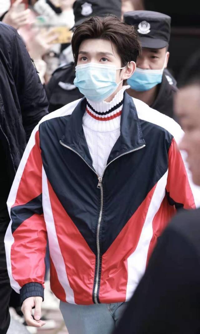 王源录制节目粉丝疯狂应援,女友粉举牌:王源老婆我最配_网友_照片