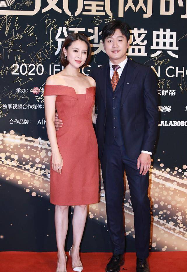 佟大为妻子关悦好大气啊,穿红色礼服看着很端庄,和佟大为真般配_女性