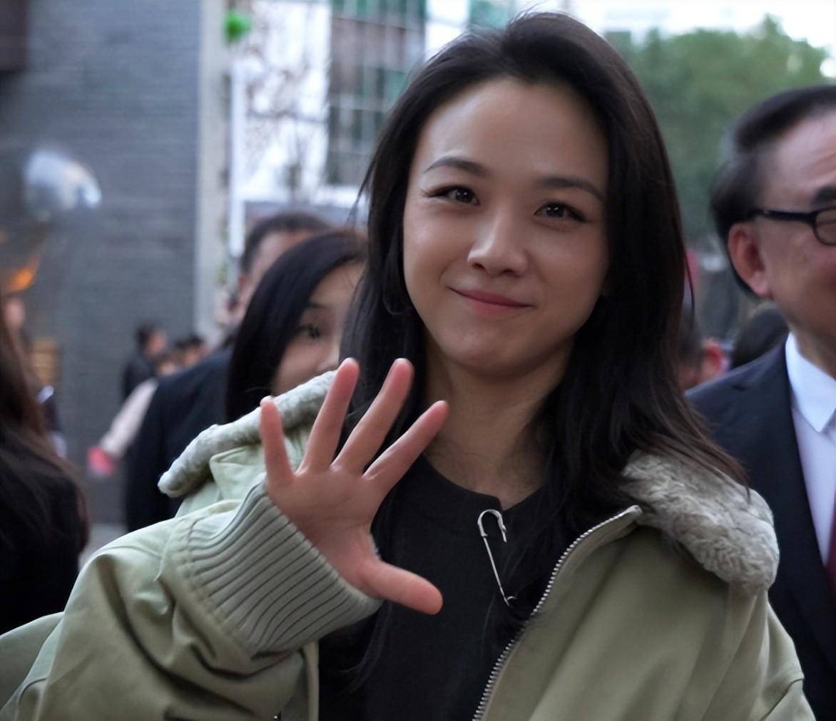 汤唯脸发型都没做,穿着普通的外套阔腿裤,直接出现在了大众的面前