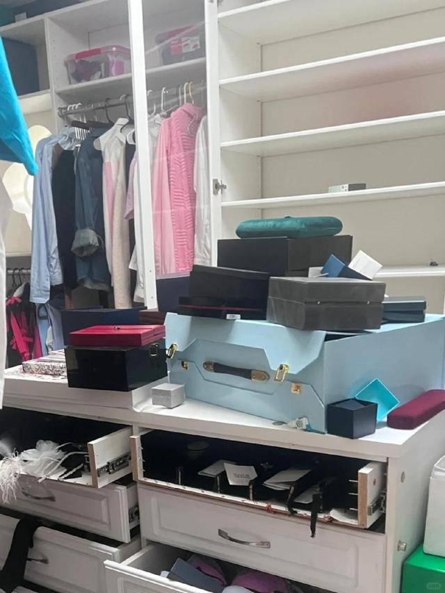 "明玉格格"刘雨欣自曝美国豪宅被盗损失数千万,曾是亚姐冠军如今扎根