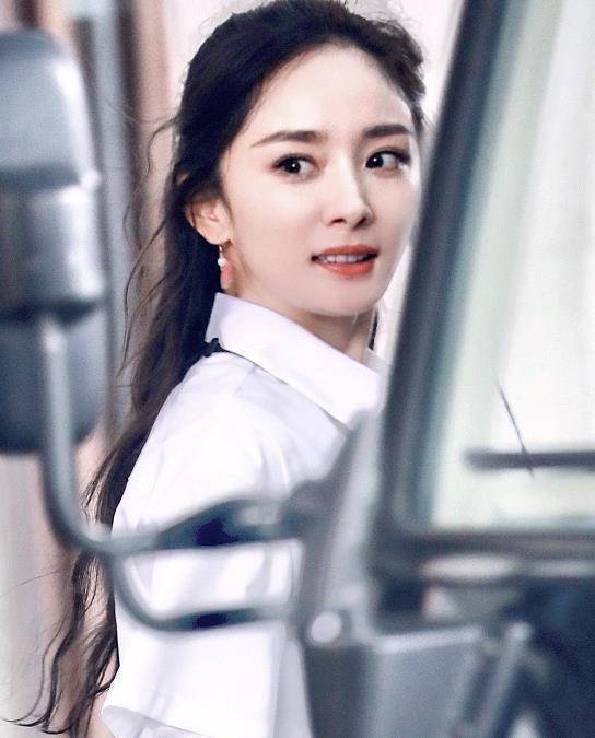 杨幂又对"儿童裤"下手,不经意秀出身材,这腿好不真实_短裤_图片_穿着