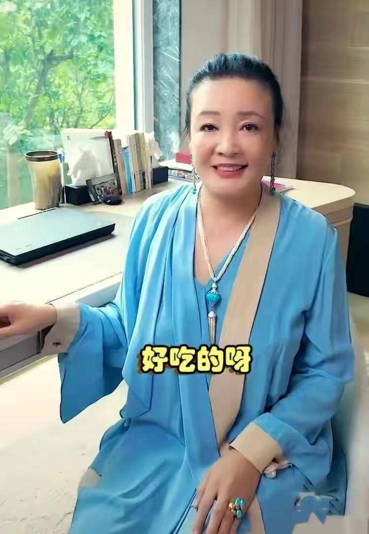 穿华丽金睡袍像"龙袍",穿得比儿媳嫩,时髦的老太_张兰_气质_颜色