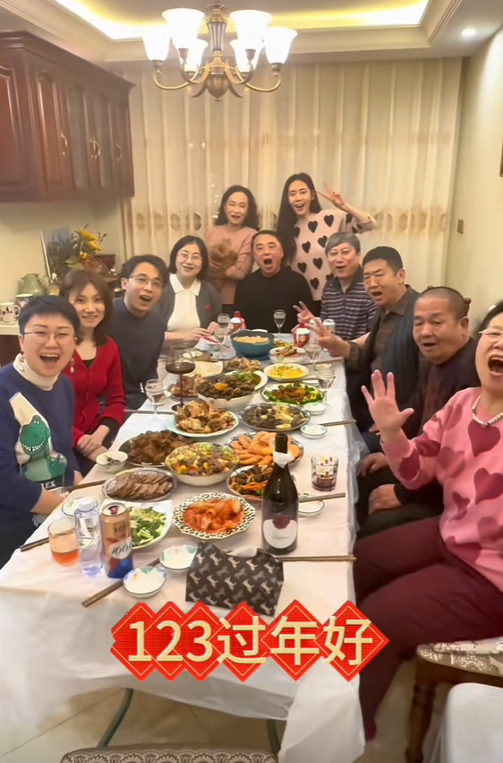 秋瓷炫带孩子探亲,与婆婆穿同款毛衣,年夜饭变成温馨的团圆时刻_家庭