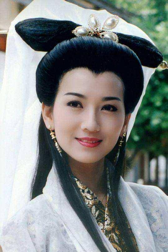 "冻龄"美人,终究还是败给了岁月_皱纹_痕迹_年龄