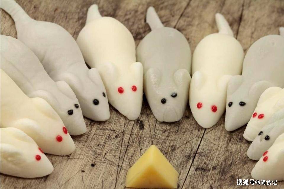 这些面点会被精心塑造成有尾巴,耳朵甚至黑豆作为眼睛的老鼠形态