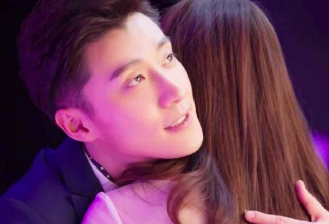 乔任梁33岁冥诞,妈妈出镜做粉色蛋糕,陈乔恩一句祝福语,粉丝泪奔了_好