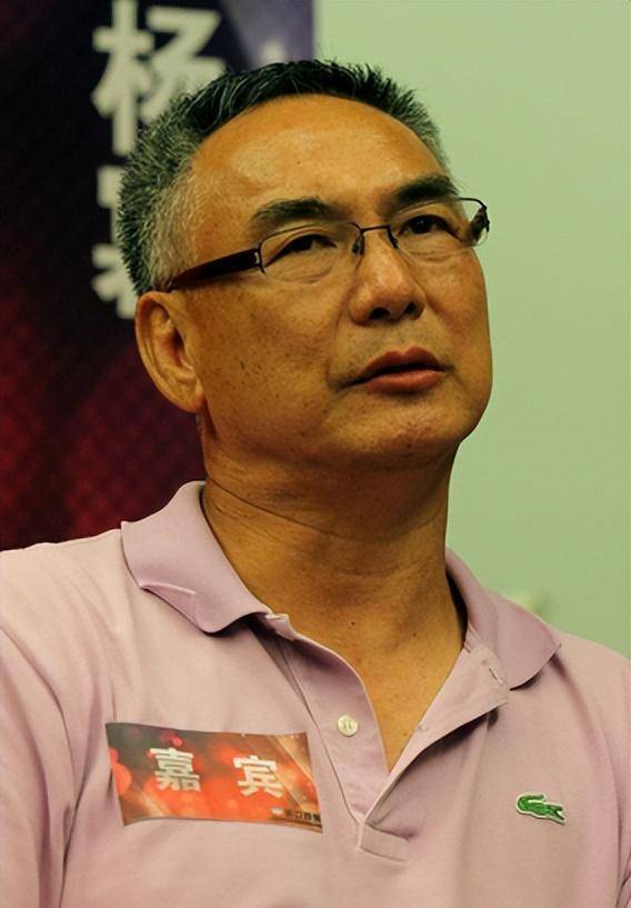 站在王羽身边的是成龙的同门师兄,香港著名的"七福"之一的元奎,出道