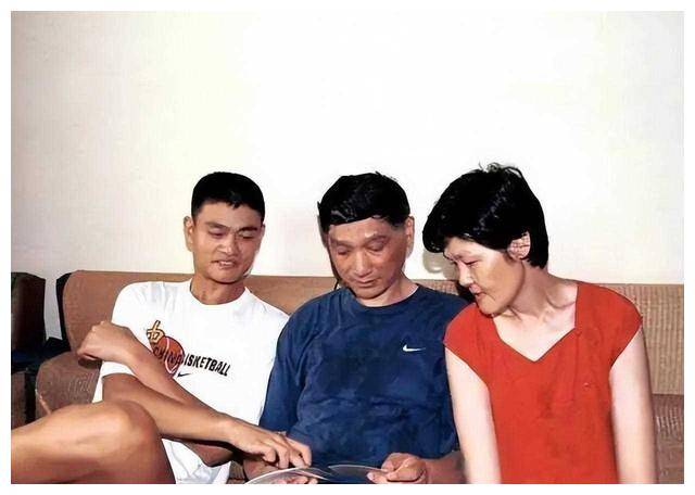 姚明妈妈方凤娣:1米88女篮队长,移居美国,为姚带女._故事_母爱_母亲