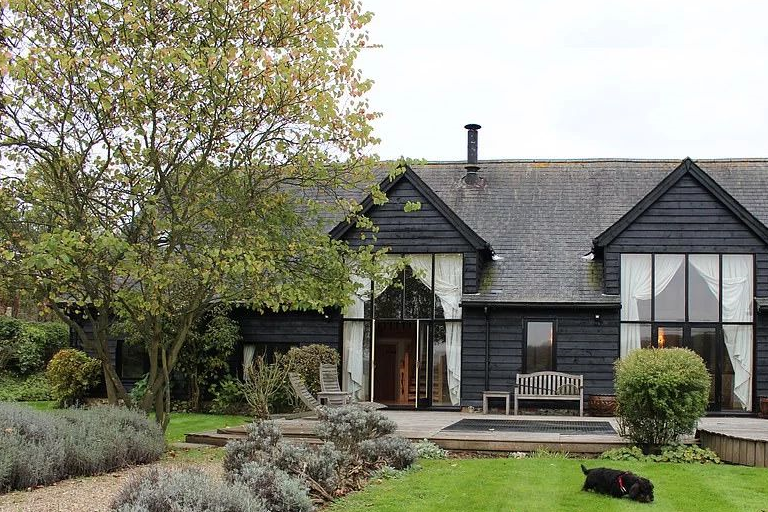 国外的高端宠物酒店,连水都是从阿尔卑斯空运,猜猜一天多少钱_狗狗