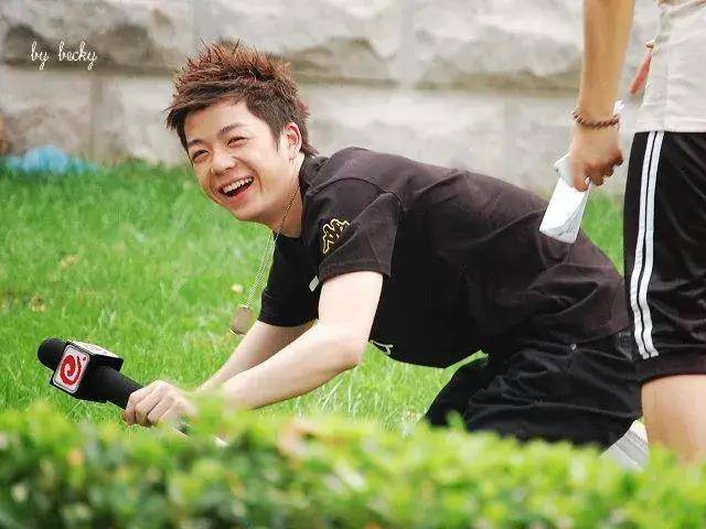 王栎鑫父母与前妻家人共度春节?网友争议不断,究竟大度vs炒作?