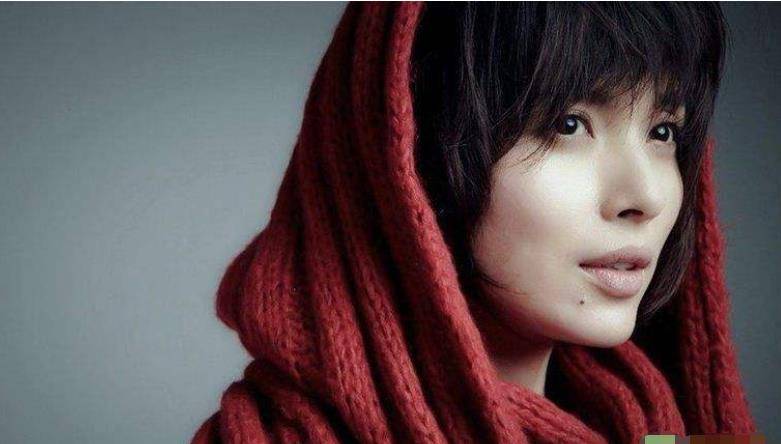 因拍吻戏被豪门老公嫌弃,二婚嫁给靳东,两人相处方式不要太美好_李佳