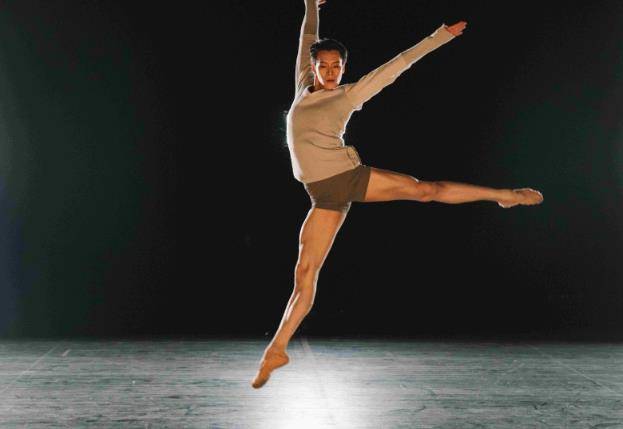 他是优秀演员,18岁参加舞台一舞成名,今43岁成人生