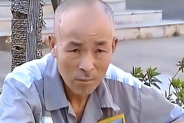 2013年,近80岁老人进监狱,警官点名发现不对劲,一查身份吓一跳_余海水