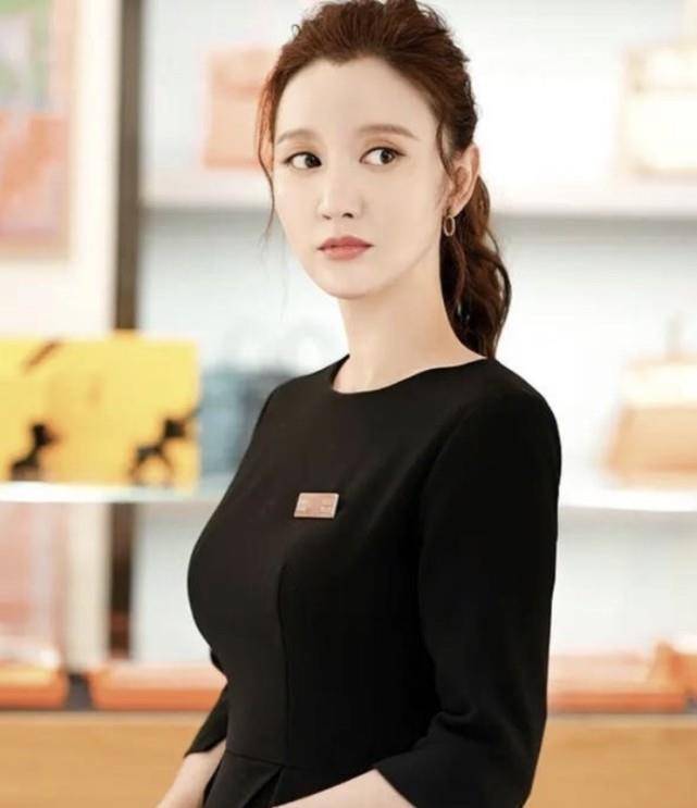 张萌因为是影视公司老板娘,她也自嘲很多角色不太好找演员只好自己