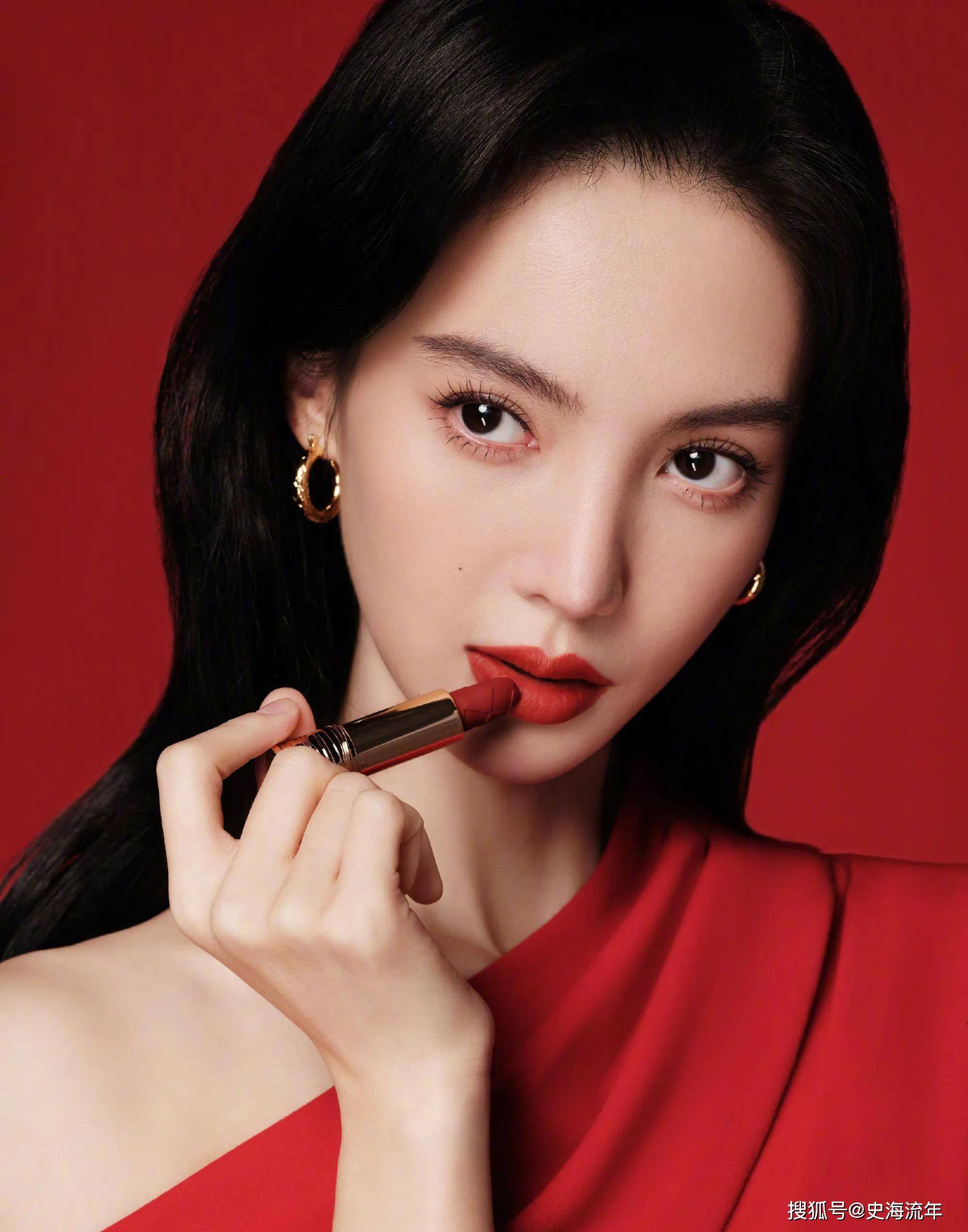 龙年春节期间拜访金晨父母,茅台标志最明显_表演_观众们_同年