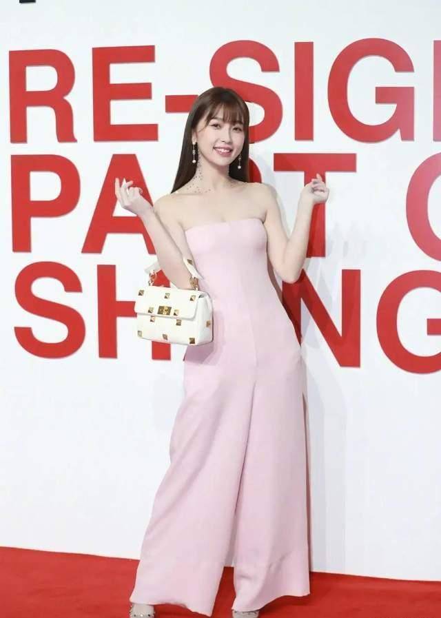 秦岚大肚子舒淇成赢家,虞书欣身材五五_活动_一身