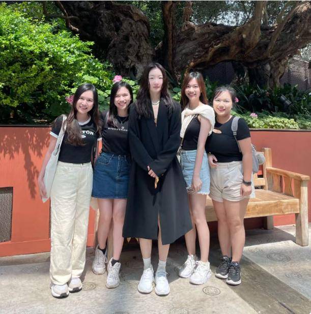 31岁周冬雨新加坡被偶遇!