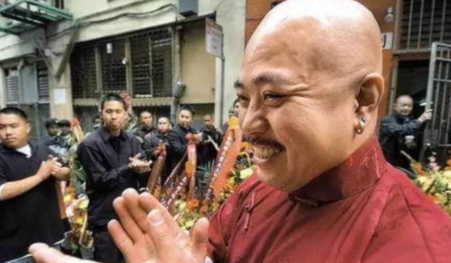 周国祥看起来真的变得佛系了,他的脸上总是带着笑容,待人也变得和善