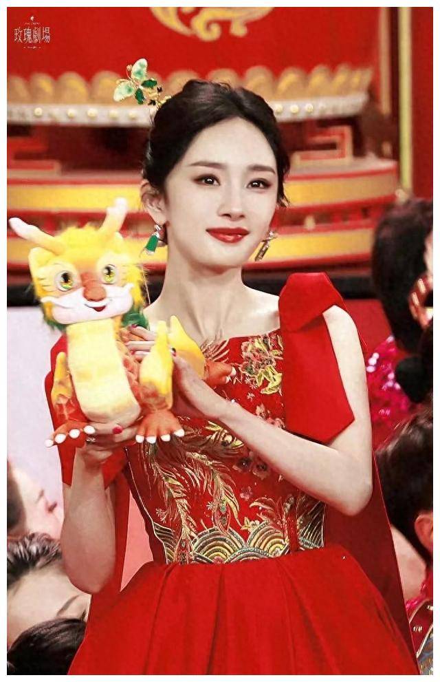 杨幂春晚首美 大红公主裙 香肩夺目,前夫哥无福气_传统_文化_魅力