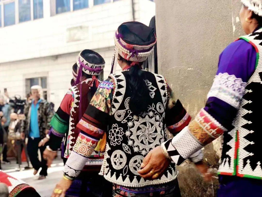 而布里亚特婚宴上,身着彩衣的布里亚特人,则会将唱歌贯穿整个宴席.