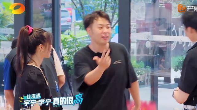 所以杨超越自己也就有发牢骚的时候,而杜海涛站在主持人的角度就和