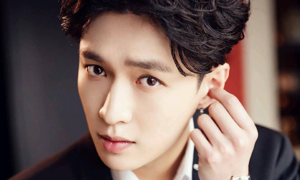 近日,八卦媒体拍到张艺兴抽烟登上热搜,引发网友热议_公众人物_人家