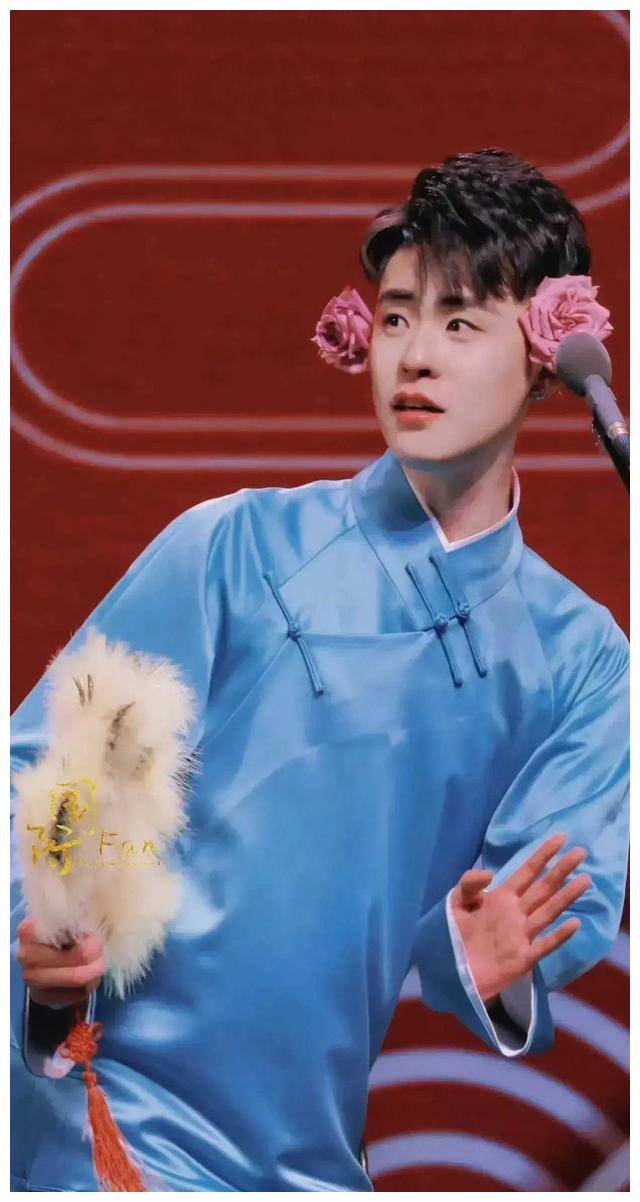张云雷穿大褂散发出的稳重气质,深得我心!_形象_表演_挑战