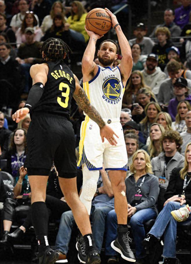 金州勇士队连胜延续,汤普森和库里领军战胜犹他爵士队_胜利_比赛_篮板