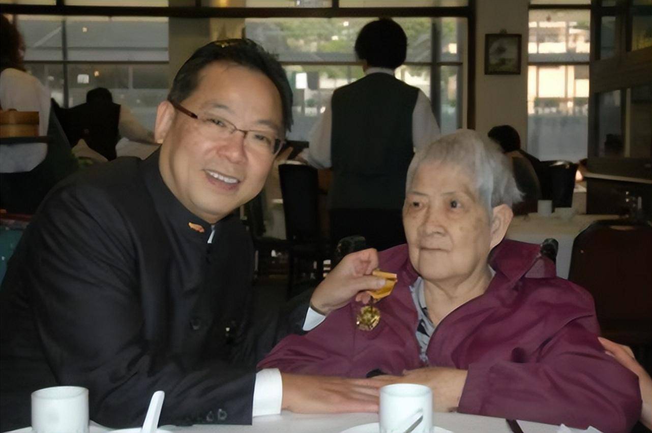 在春晚唱了一首歌,被封杀14年,今身价过亿,全部无偿捐献给祖国_张明敏