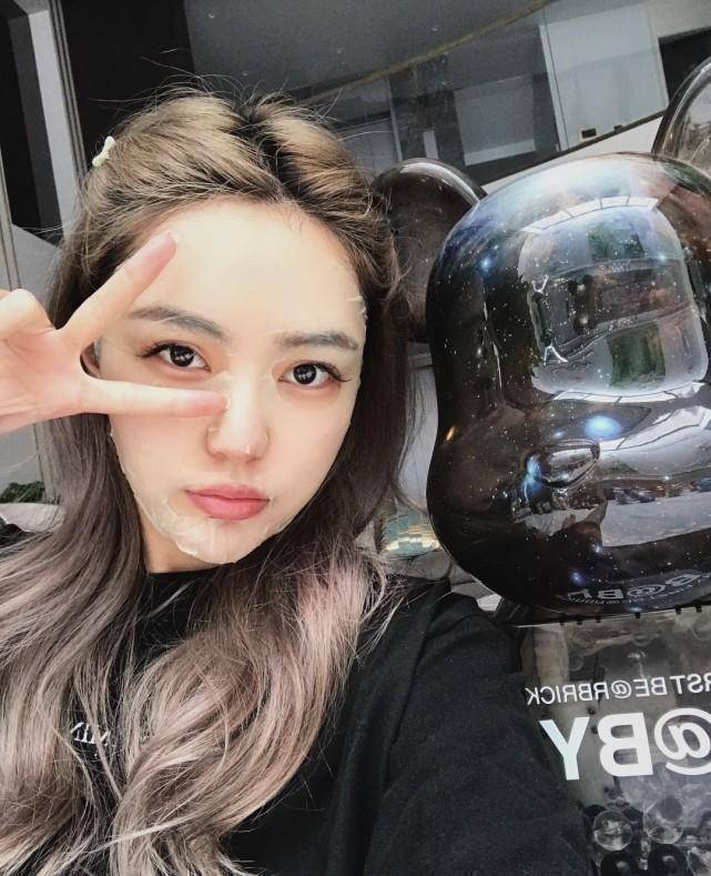 周扬青晒男友视角美照,谨慎晒照疑似为遮挡男友,却因吃双人餐意外暴露