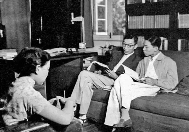 傅雷夫妇与傅聪在家中如今,当初那位领取傅雷骨灰的小女孩已经81岁了