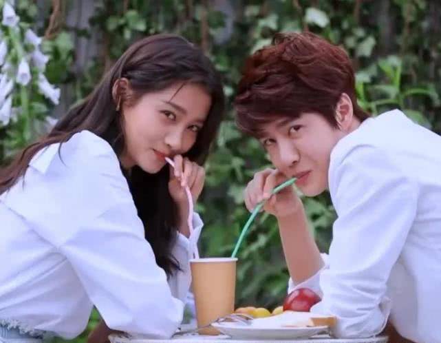 王一博关晓彤早期"策划照"流出,当两人对视时,粉丝酸成柠檬精_演技