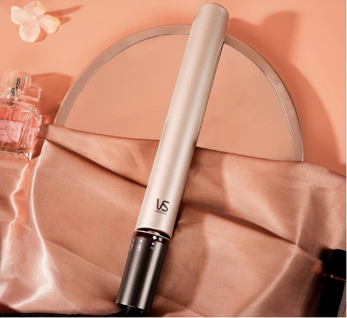 采用圆柱设计,而且机身大部分用香槟金配色,底部用太空灰点缀,这两种